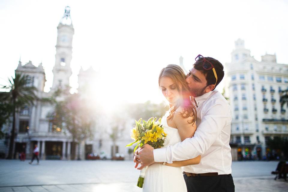 Novios atardecer en la ciudad