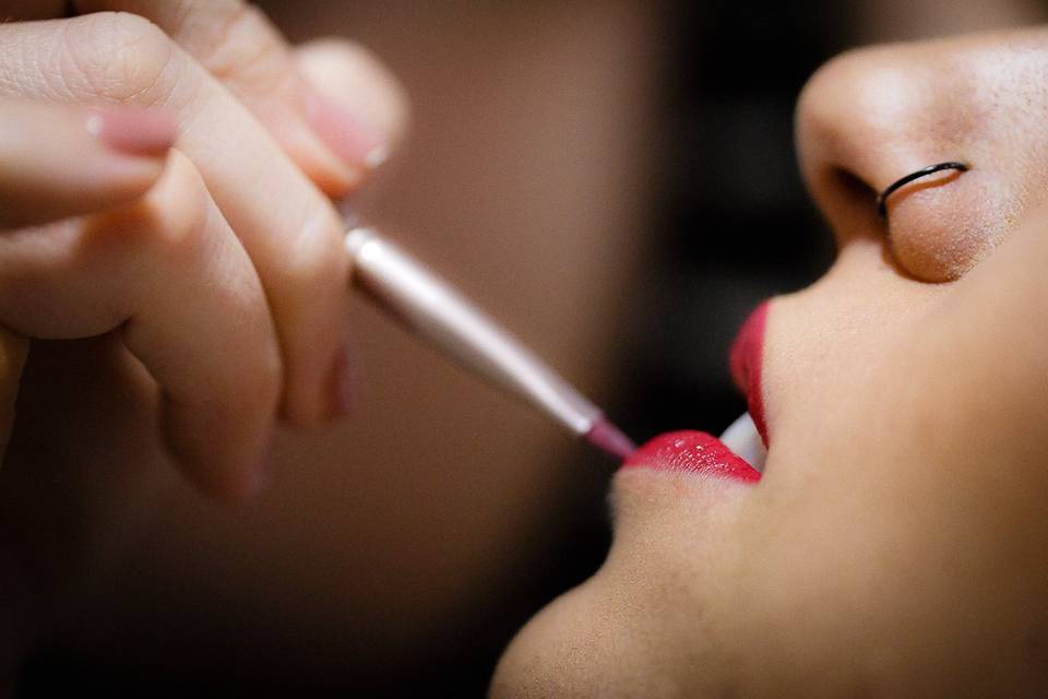 Novia con labios rojos