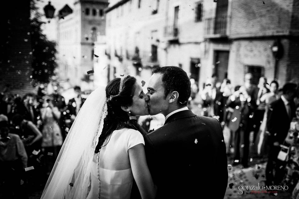 Beso a la salida de la iglesia