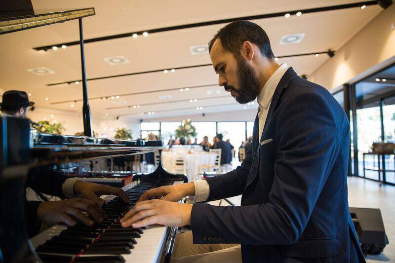 Piano de cola en la comida