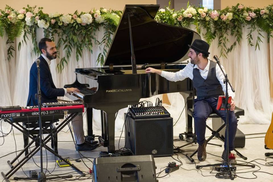 Piano de cola en la comida