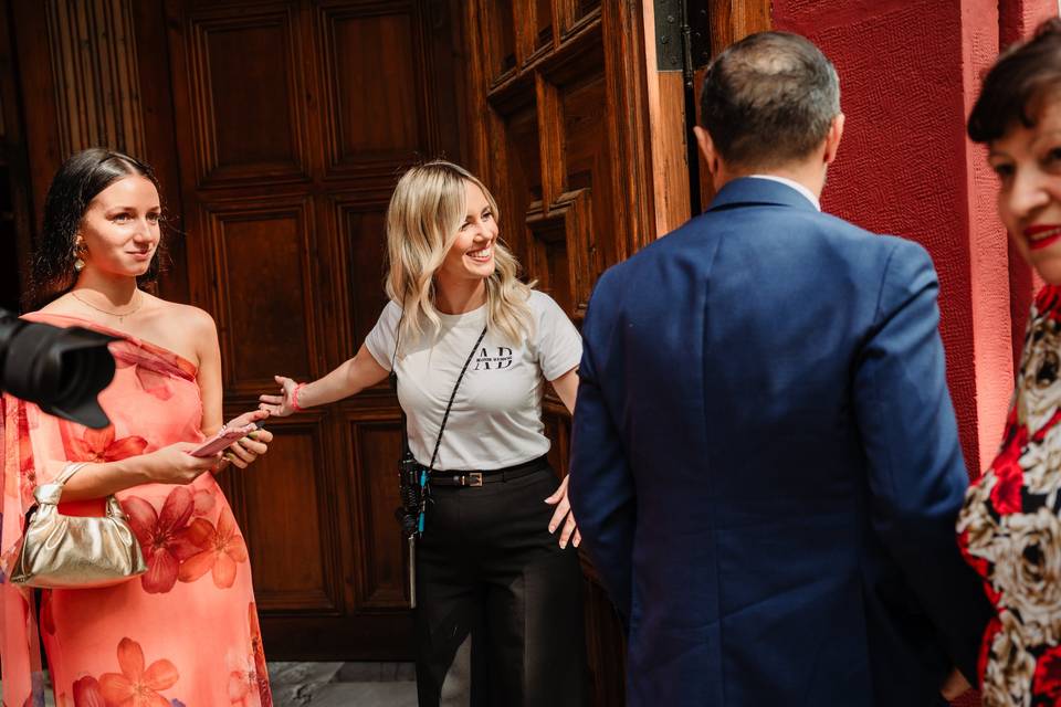 Dirigiendo a los invitados