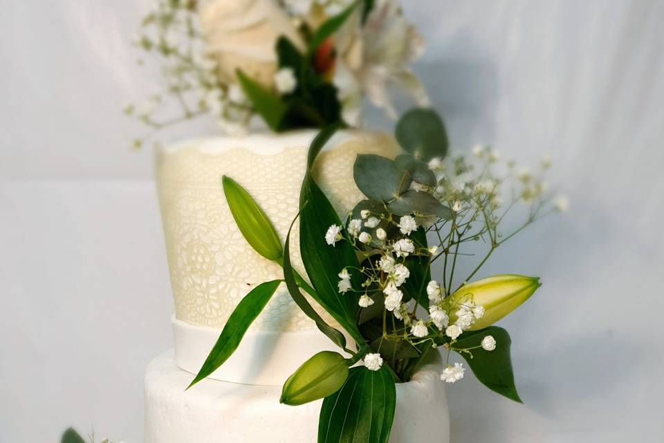 Tarta con flores naturales