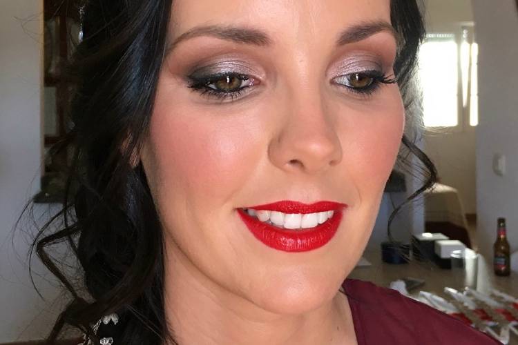 Novia con labios rojos