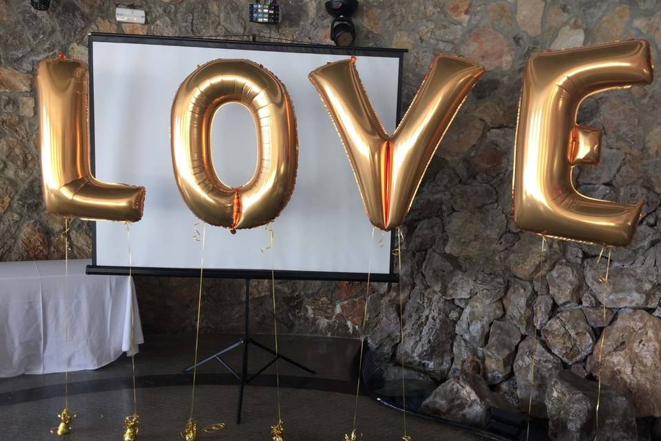 Letras LOVE con globos