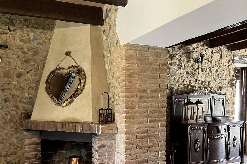 Comedor interior con chimenea