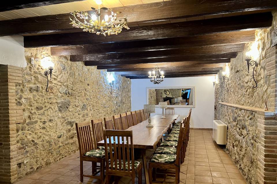 Comedor interior con chimenea