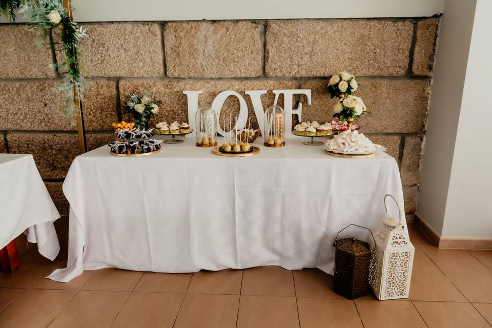 Tarta barroca y mesa dulce