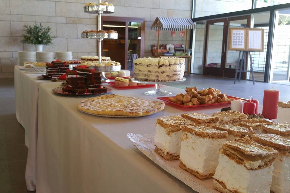 Tarta nupcial blanca y roja