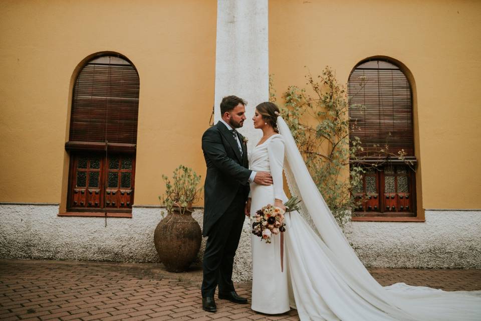 Pareja novios fachada capilla