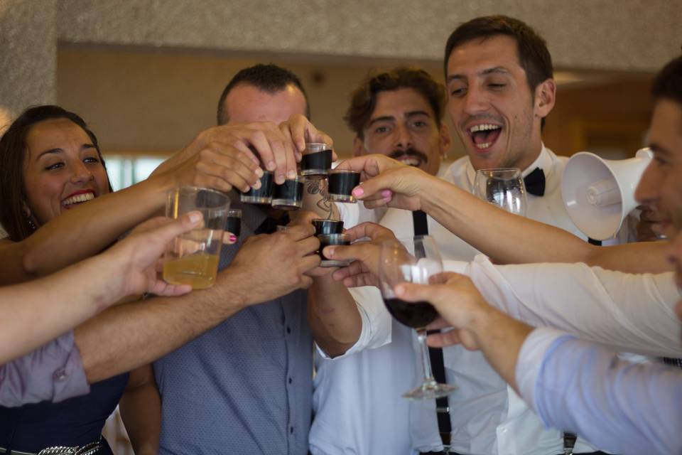 ¡Brindis por los novios!