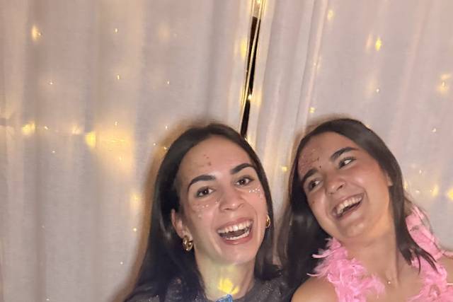 Amigas disfrutando del brillo