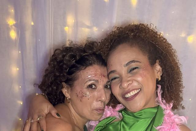 Amigas disfrutando del brillo