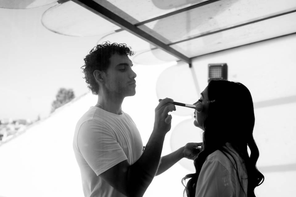 Christian maquillando