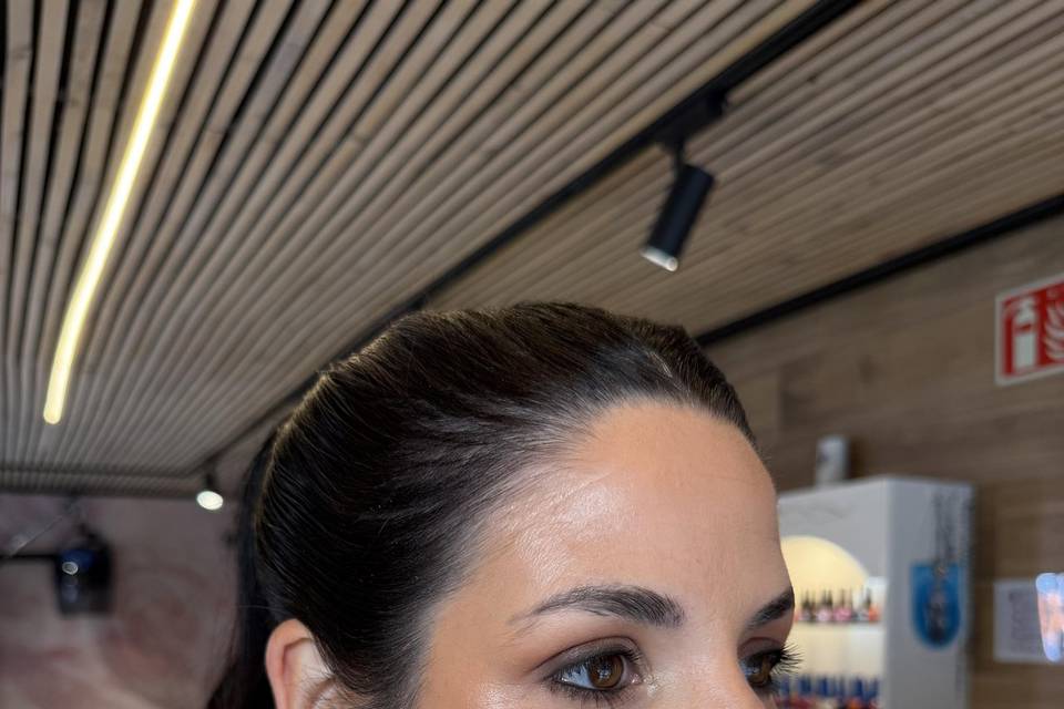 Maquillaje y recogido invitada