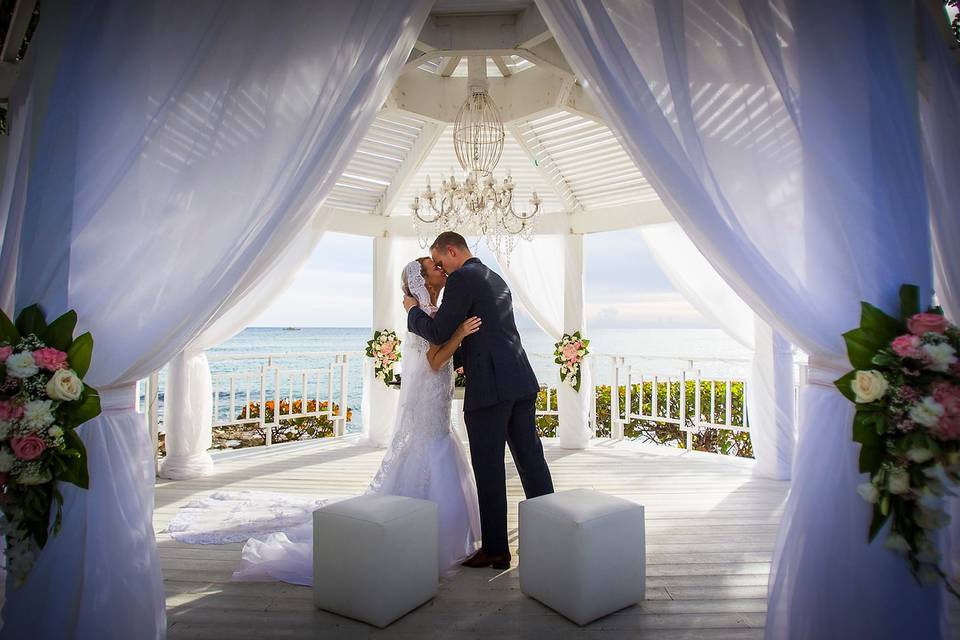 Beso de recién casados