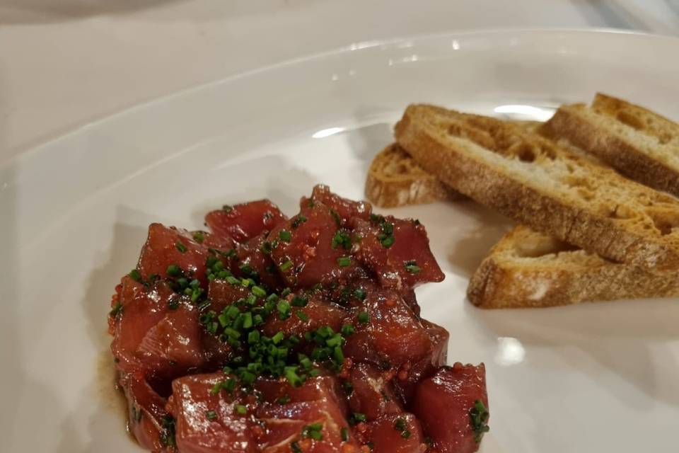 Tartar de atún con pan cristal