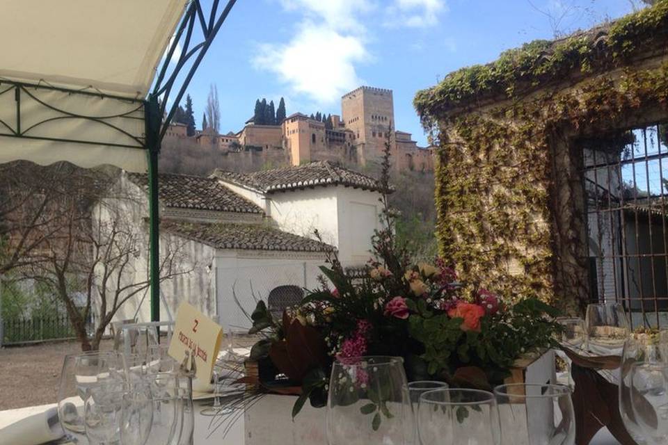 Centro de mesa junto a la Alhambra