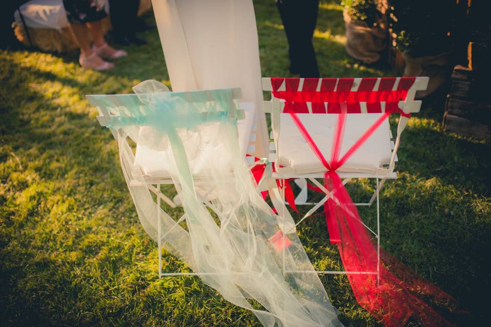 Sillas decoradas para los novios