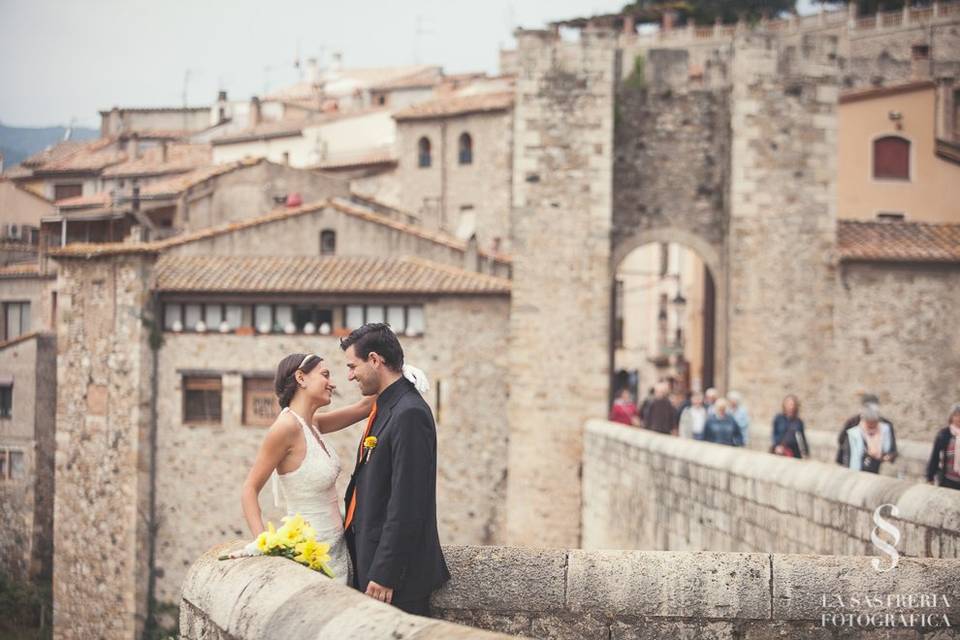 Novios en el puente de Besalú