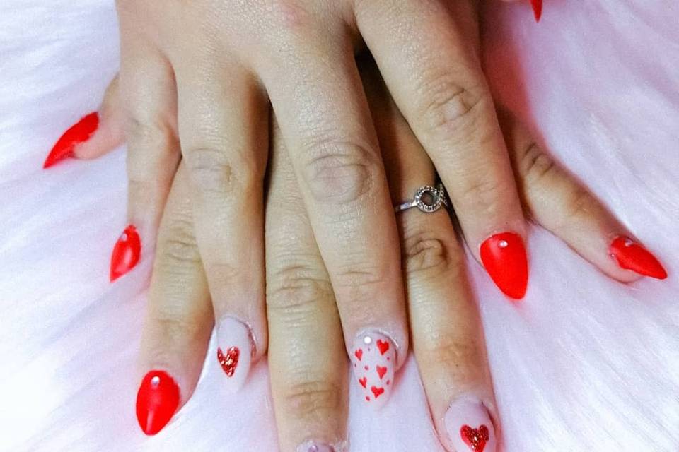 Uñas acrílicas corazón