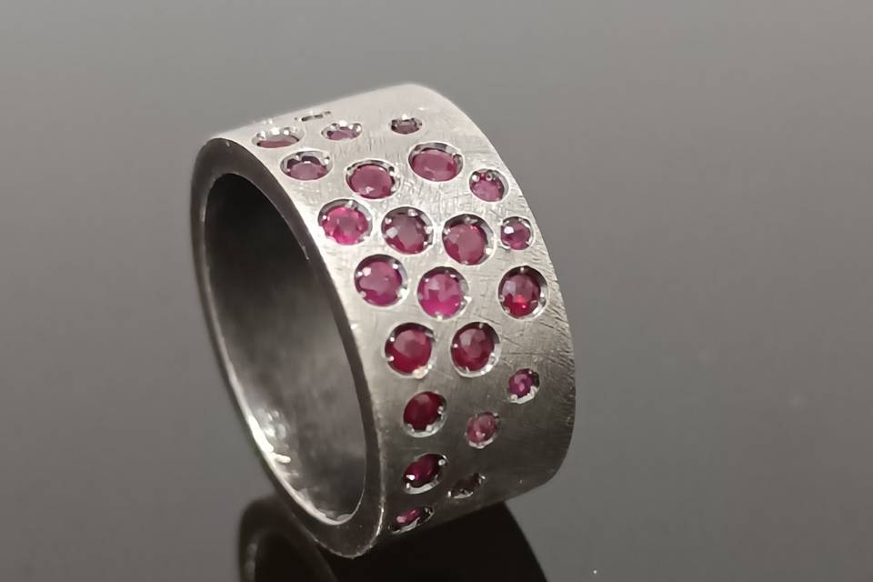 Sortija plata y rubíes