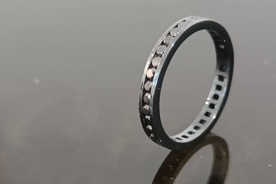 Alianza oro negro y diamantes