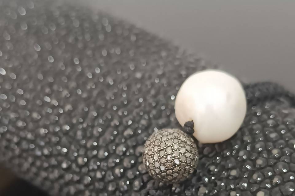 Perla y bola de diamantes