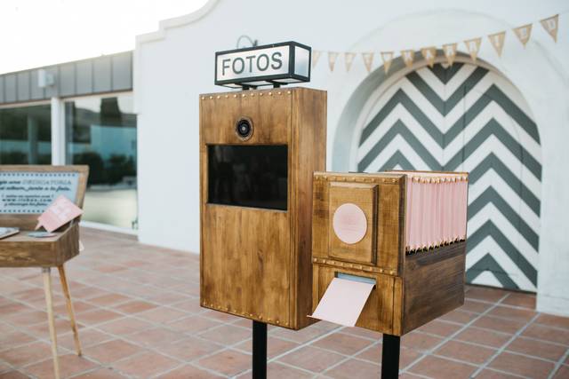 Risbox - Fotomatón y photocall para bodas y eventos