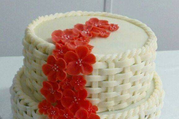 Tarta de boda con flores rojas