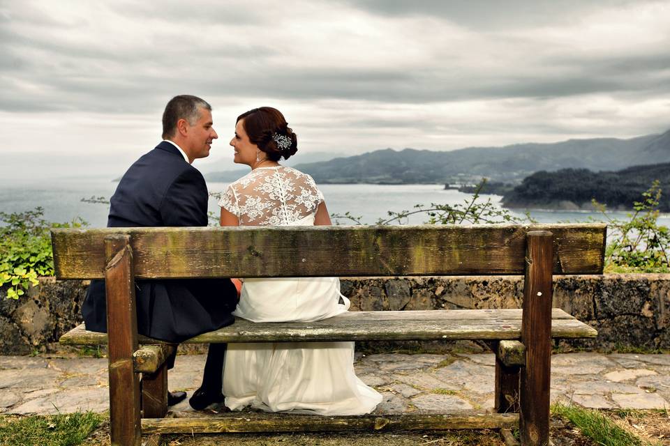 Novios con el mar de fondo