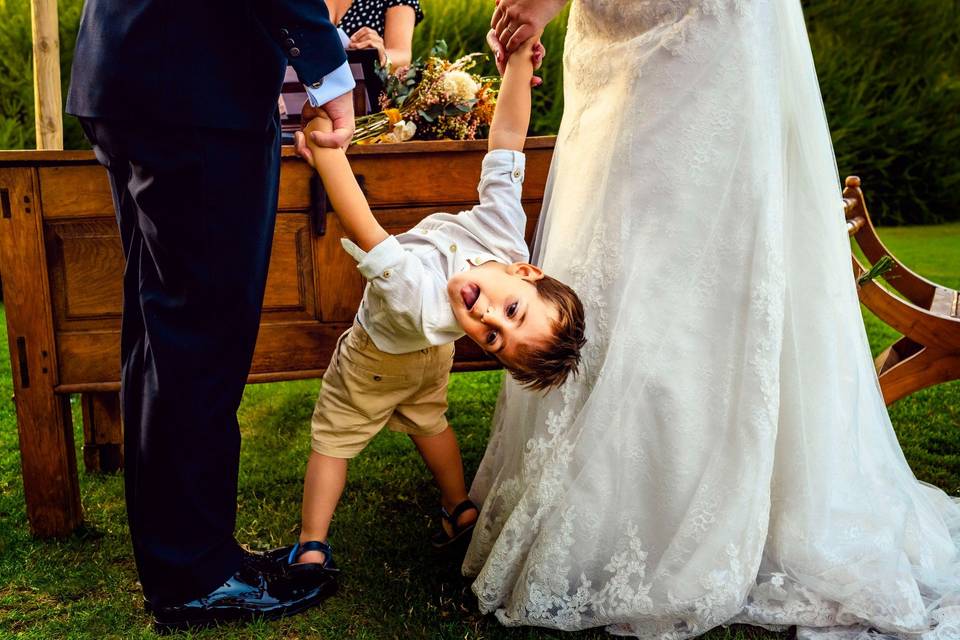 Niño colgando