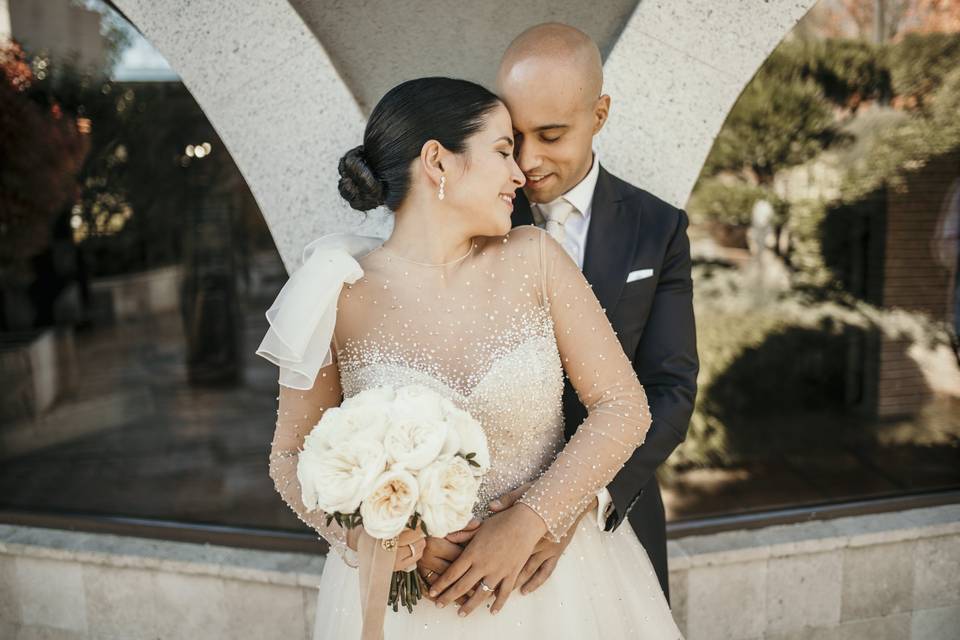 Pareja con alianza de boda