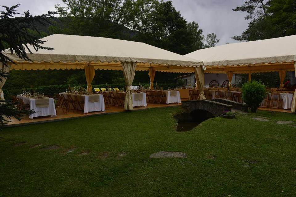 Montaje mesas y carpa boda