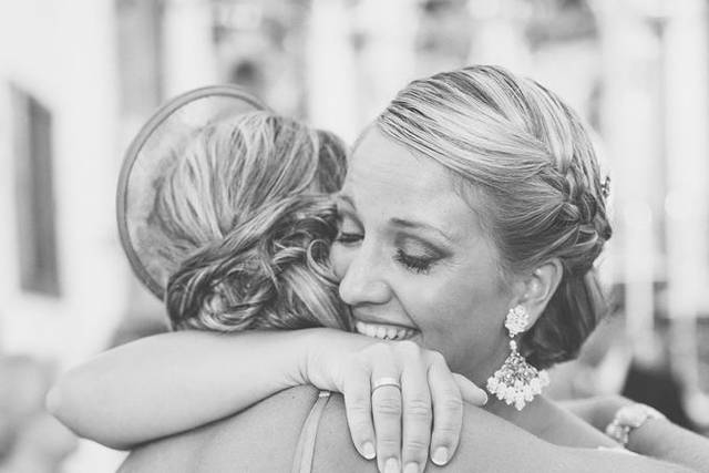 Novia abrazada a una amiga