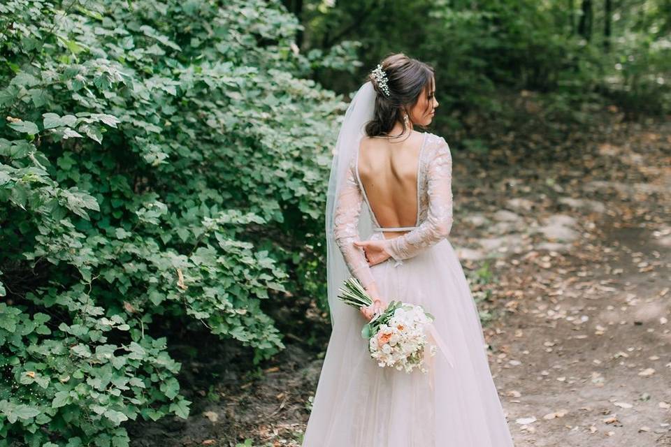 Novia de espaldas con flores