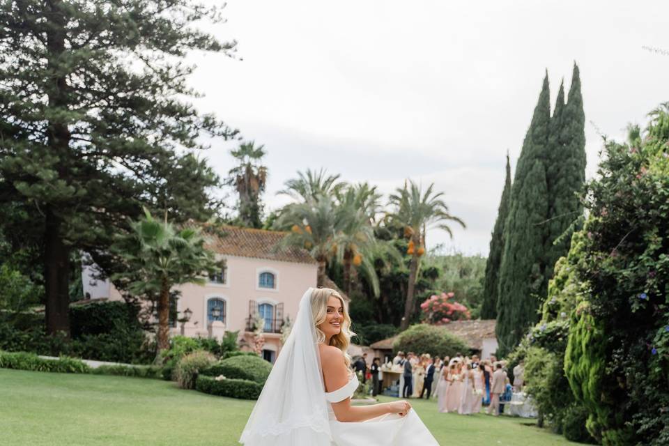 La novia corriendo