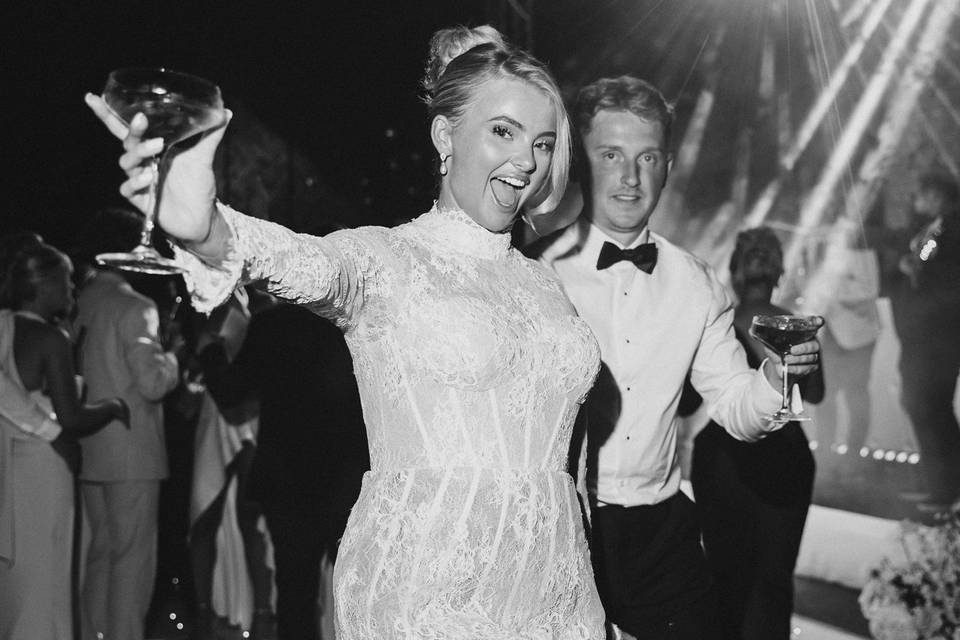 La novia con una copa de champ