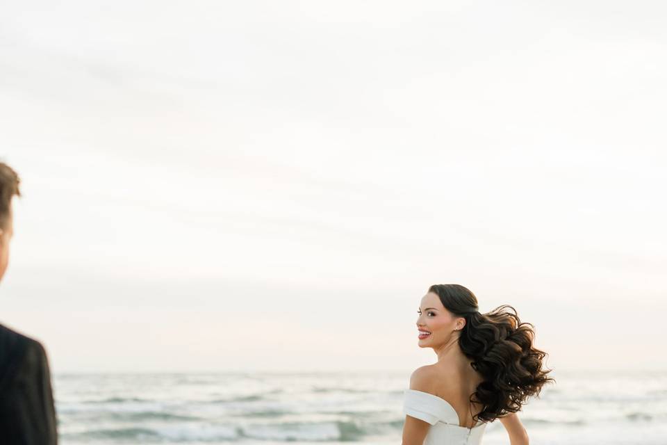 Novia corriendo en la playa