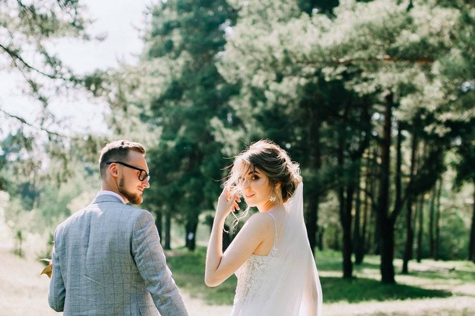 Novios andando por el bosque