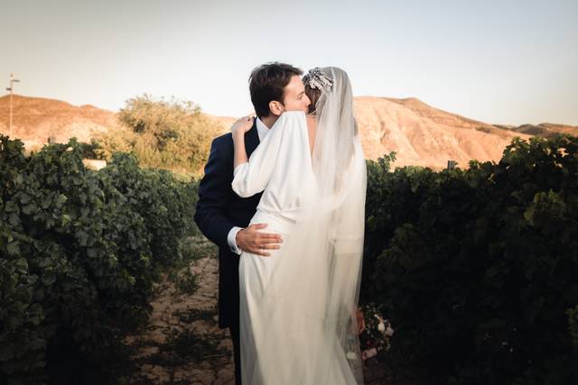 Los novios entre viñedos