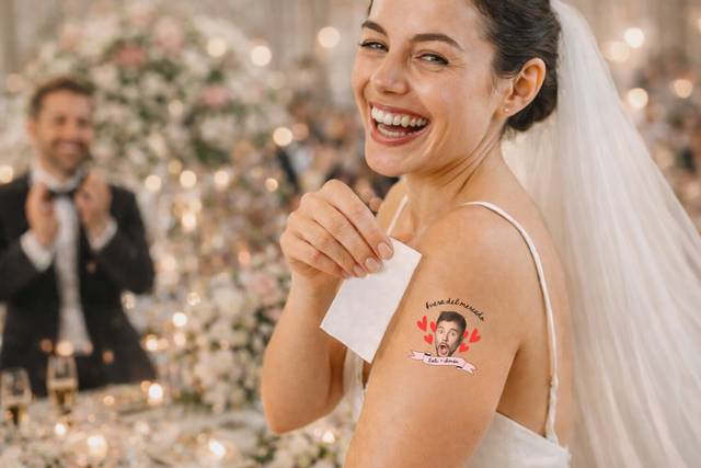 Novia luciendo su tatuaje
