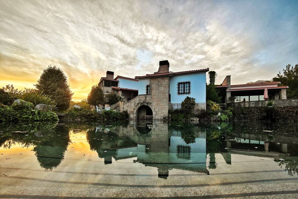 Piscina natural y casa