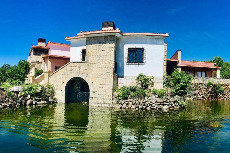 Panorámica casa y piscina