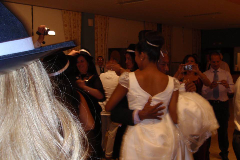 La novia bailando