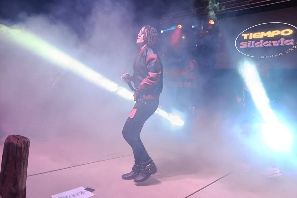 Cantante en directo en modo orquesta