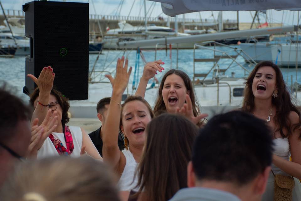 Gente bailando y cantando