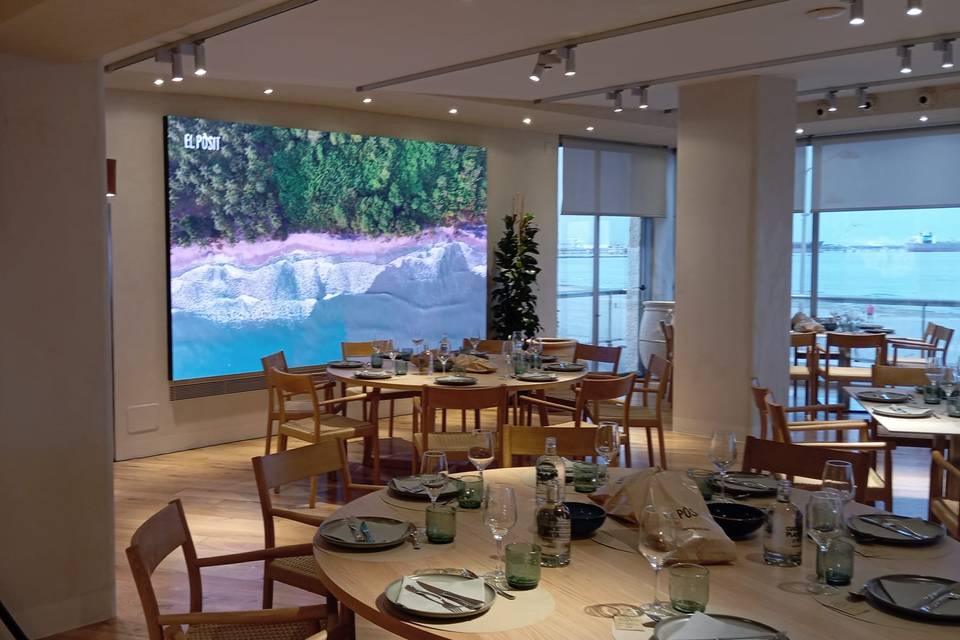 Pantalla en salón banquete