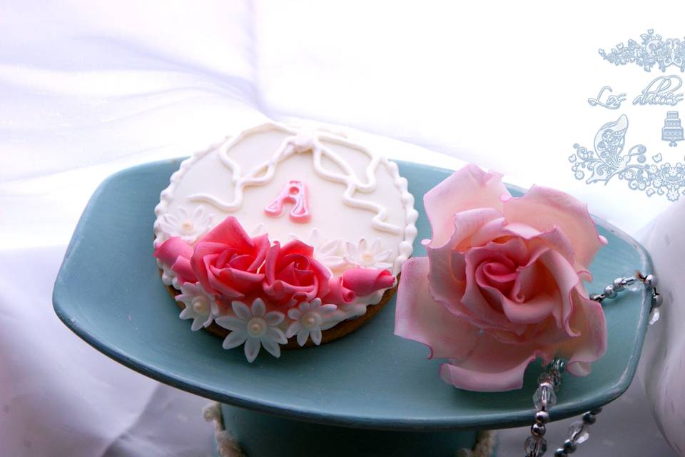 Galleta  y rosa de azucar