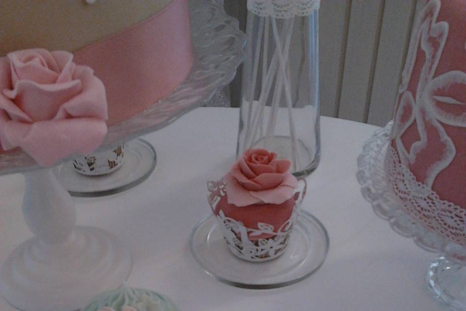 Cupcake en soporte con campana